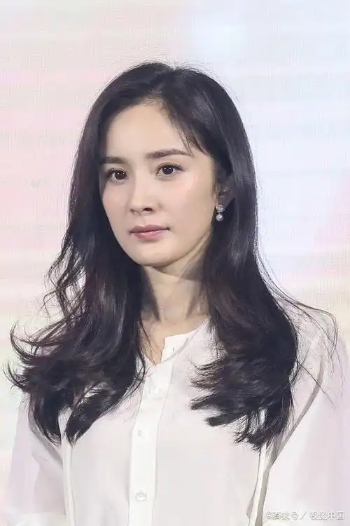 杨幂发际线又回来了,短裙美腿可爱卖萌,依然小仙女一枚