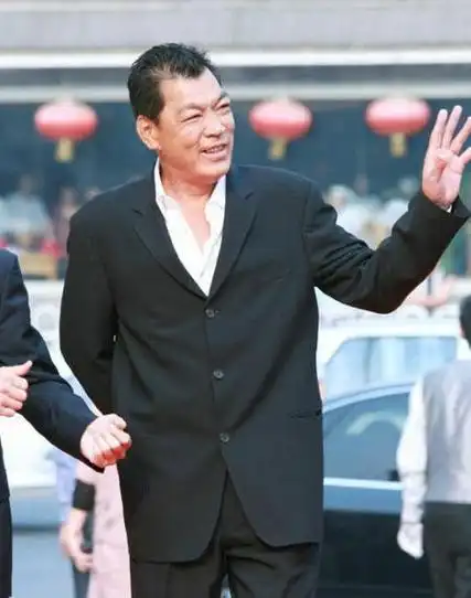 有人说到了周润发,也有人说到了费翔,老一辈的男星也有不少大高个