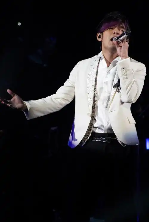 周杰伦经典造型紫毛伦