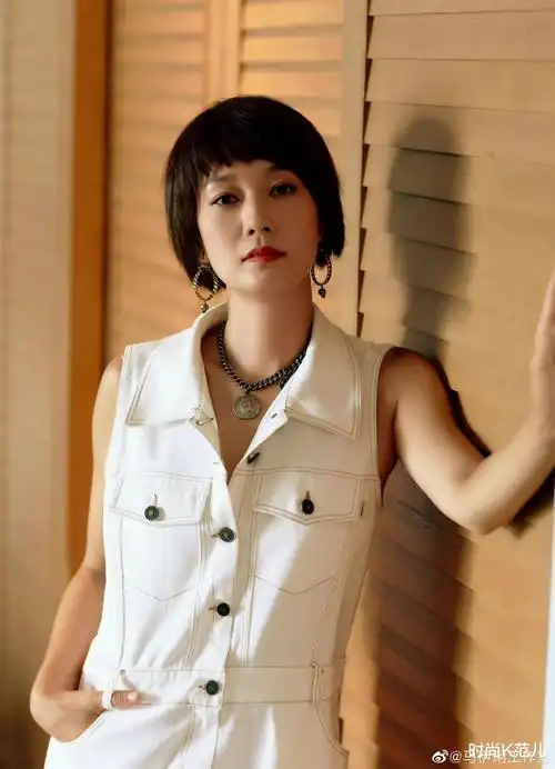 傅菁|马伊琍终于换发型,中分短发搭灰色套装,美得不一样了!
