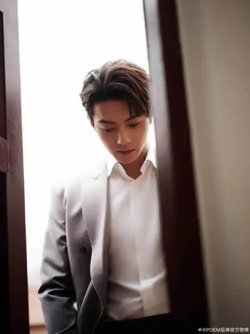 许凯soso演绎#poem高级定制 渐变灰调西装套装,自在探索,裁剪雅致