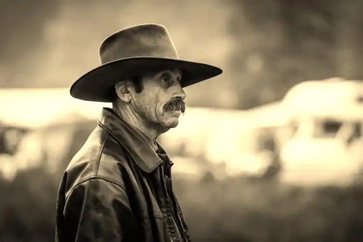 形容男人面容沧桑的句子形容一个男人沧桑的句子