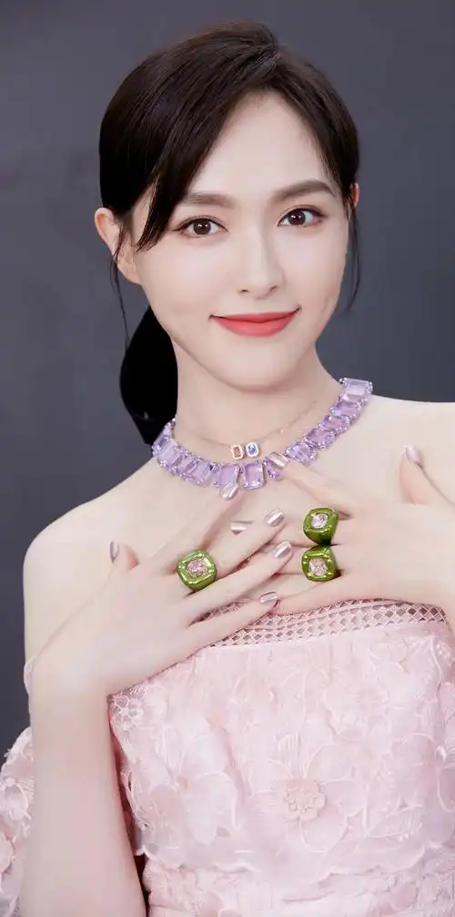 唐嫣微笑的时候,露出小酒窝,楚楚动人!_高清图集_新浪网