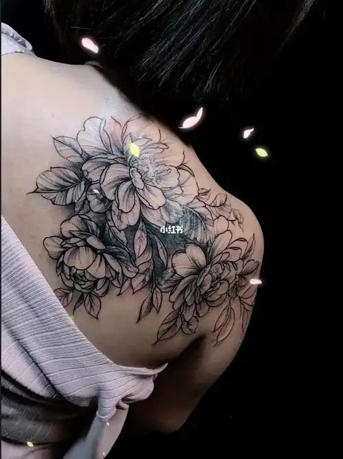 女生后背素花遮盖