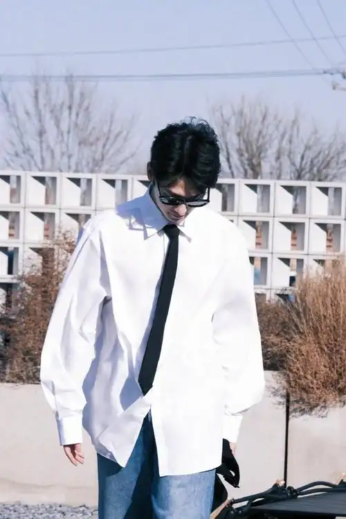 阳光正好的杨洋～白衬衫牛仔裤也能很潮  #杨洋清瘦了不少