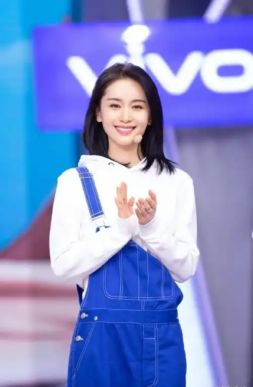 王子文近日综艺照,穿不规则衬衫搭超短裤亮相,长发造型有点惊艳