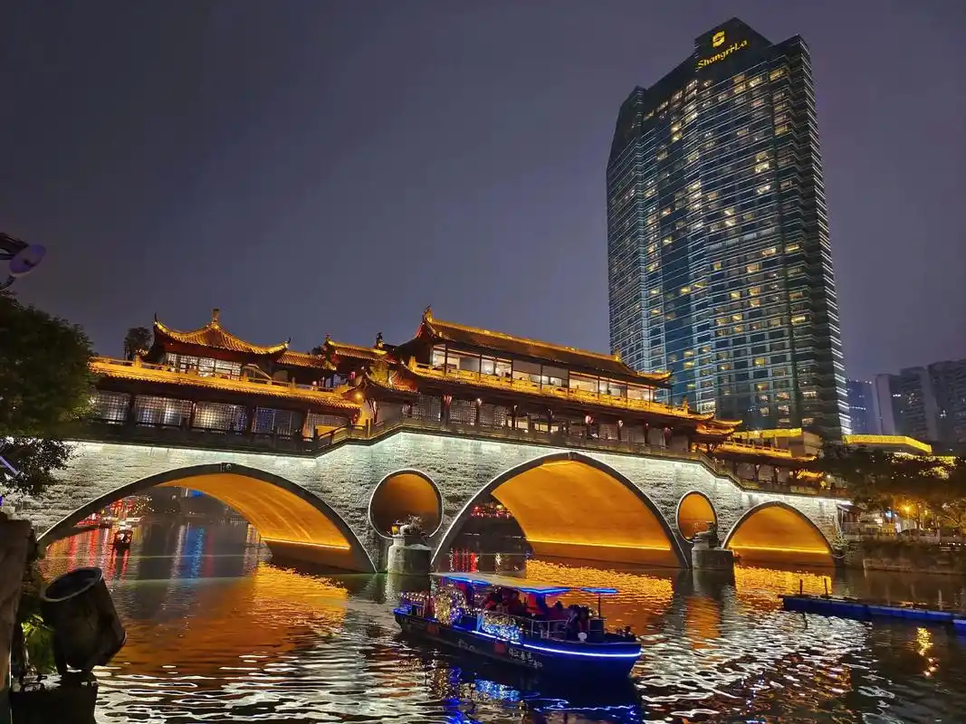 答案在路上 自由在风里#成都夜生活 #分享照片 #景点打卡  - 抖音