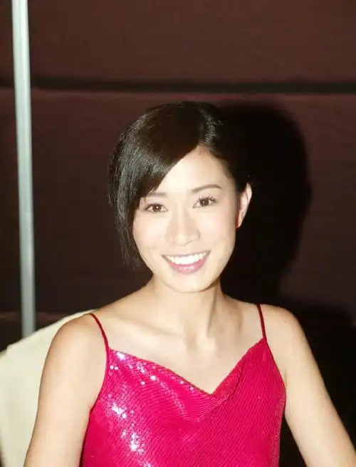 佘诗曼早年旧照曝光满满胶原蛋白比网红滤镜自然美太多