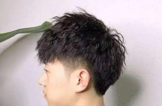 3,对于发量少的和有轻微自来卷的男生来说,碎盖头发型是不太适合的.