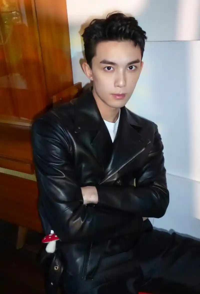 吴磊工作室晒磊子帅气营业照,男明星反季节穿皮衣也挺酷的,吴磊还在