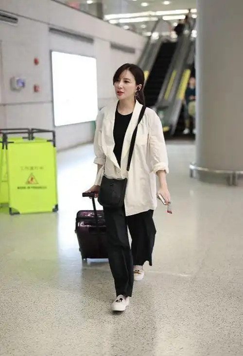 熊乃瑾的身材就算穿的保守也耐看,随性的造型,也秀出高级感