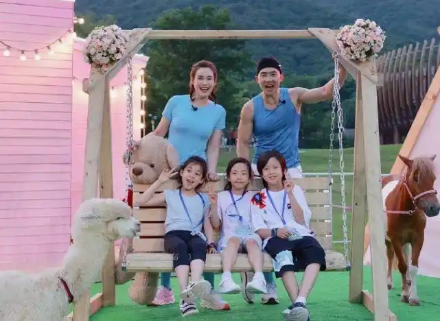 50岁刘畊宏晒全家福庆结婚15周年与张艺兴同天生日梦幻连麦