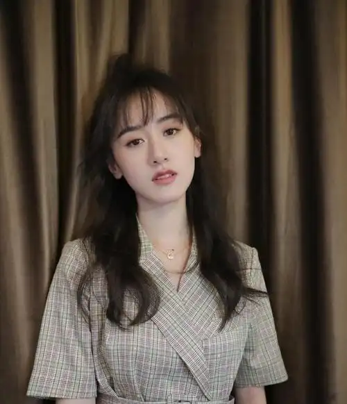 袁冰妍平时真是该好好休息了脸上的皮肤松弛的下垂感觉挺显老