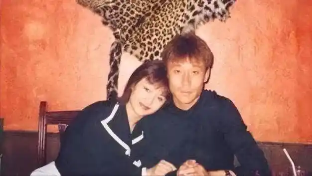 可是高峰却脚踏两条船,他一方面骗王纳文已经和女友分手,另一方面还在