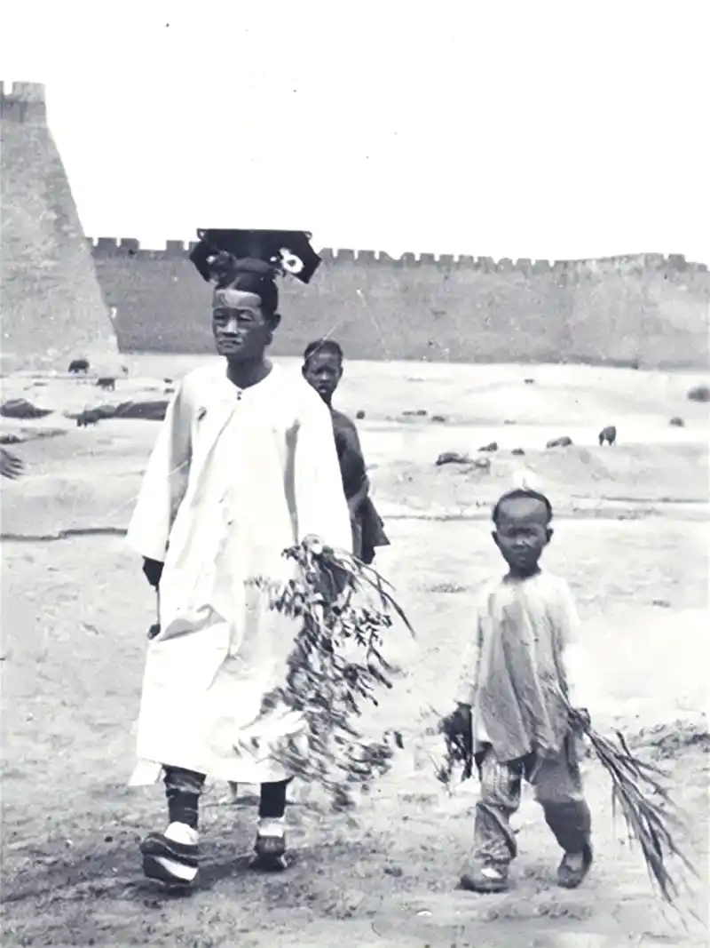 一组清末珍贵老照片,图1满族农妇长得像马云,图9清朝最美格格