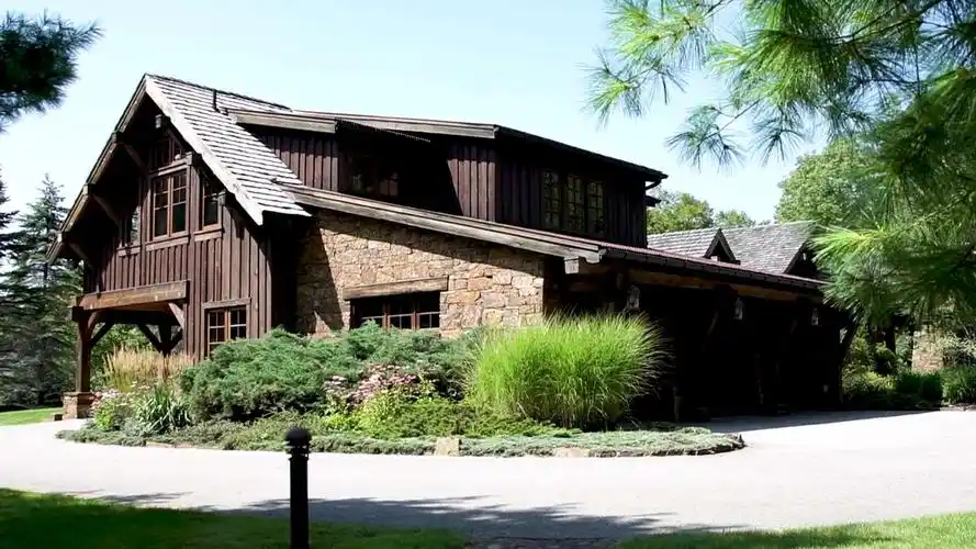 并拥有三组精致建筑群的豪宅庄园,是由美国著名的建筑事务所倾心设计