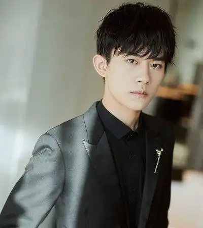 2018男生空气刘海发型修颜时髦