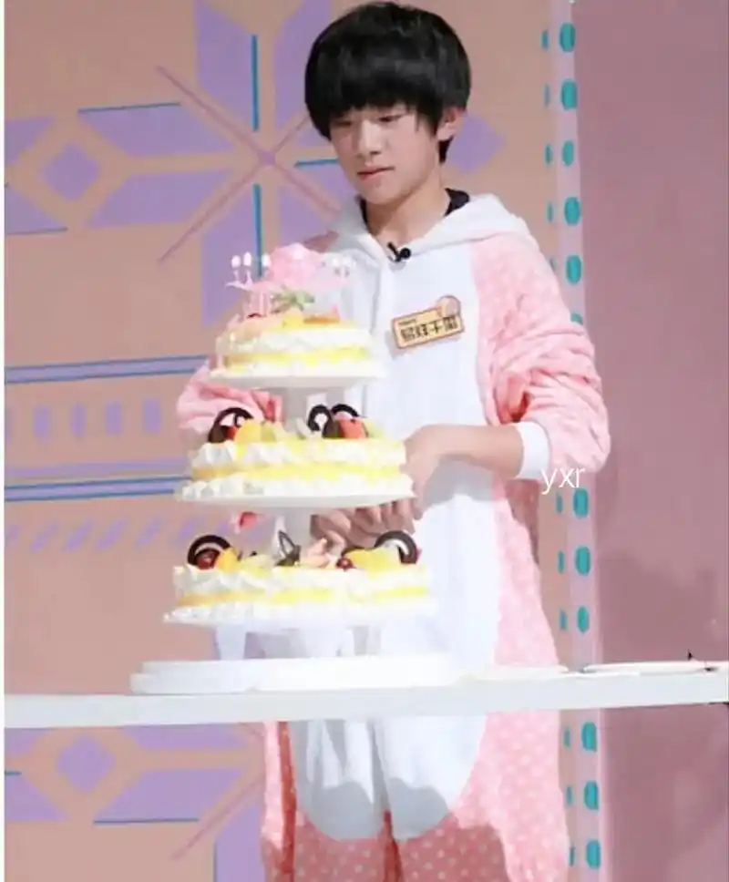 突然翻到了千玺这么多年的生日照.#易烊千玺 #易烊千玺生日  - 抖音