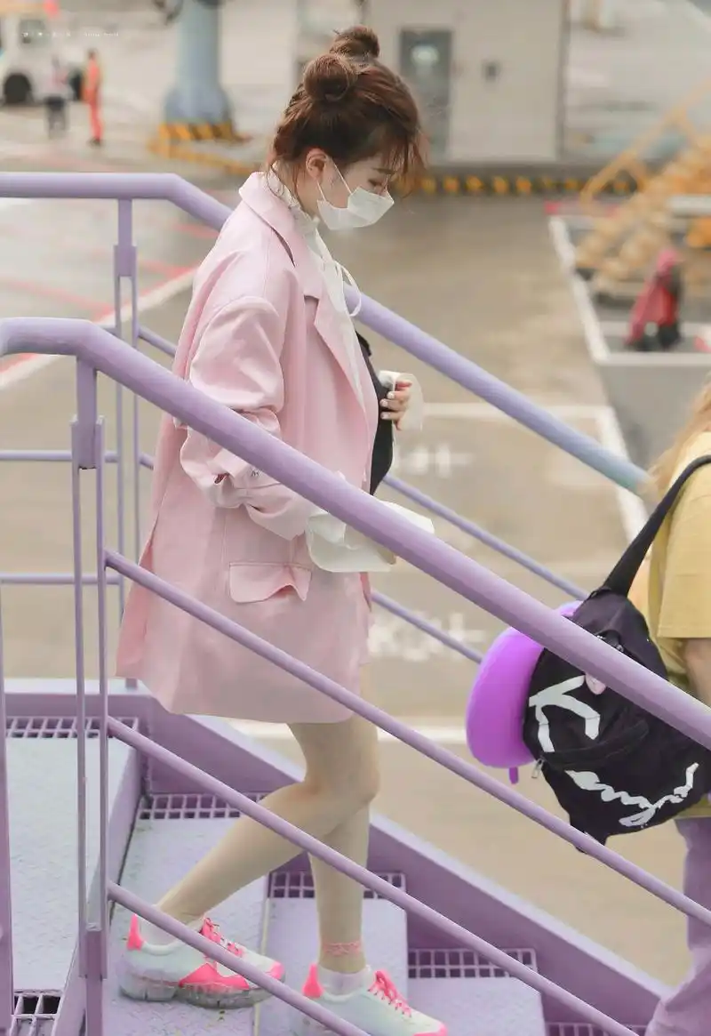 硬糖少女成员陈卓璇最新机场私服,甜甜的少女模样
