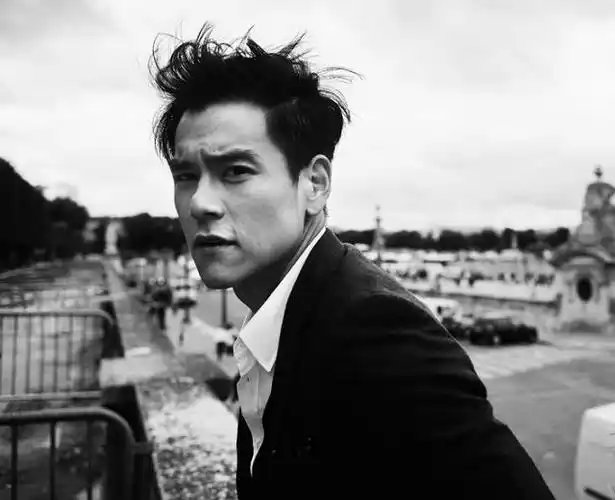 隔离又逼疯一人彭于晏晒接地气自拍大胡子鸡窝头放飞自我