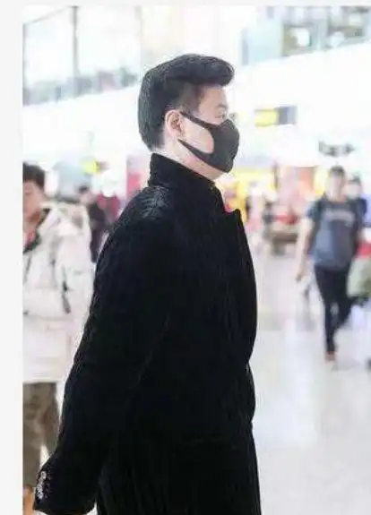 范涛68岁路人照曝光高大帅气气质好难怪范冰冰是气质美女