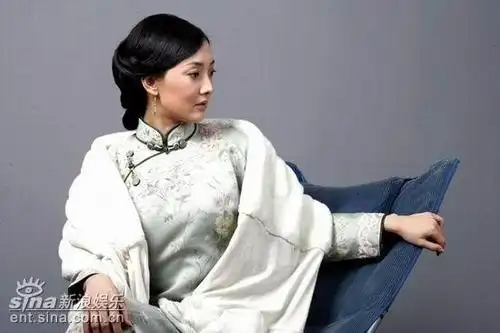 牛莉闯关东新造型雍容华贵美丽可人组图