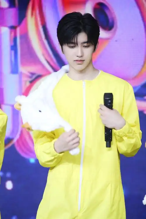 蔡徐坤快乐大本营录制图公开小坤羊vs水手服靓仔展现反转魅力