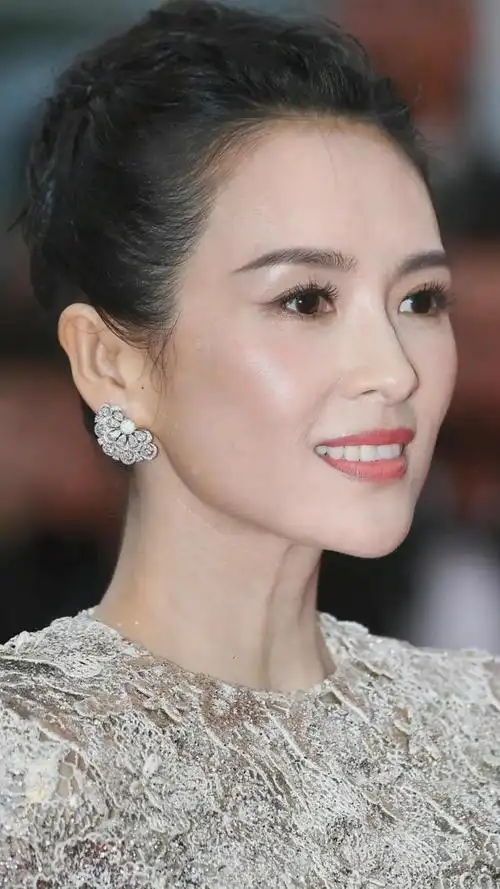 章子怡素颜不精致还居家打扮,跟平常大妈无异,但难掩气质不媚俗