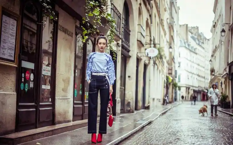 王鸥丸子头春日街头清新街拍图片壁纸高清大图预览1920x1200_大陆明星