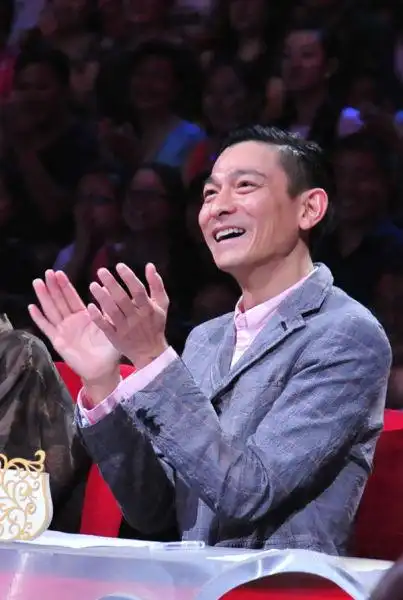 黄圣依放声"春晚" 刘德华同台邀其合作(组图)