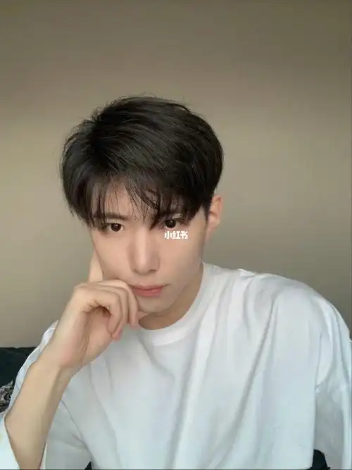 发型北京发型专业设计 男生不烫不染也好看的发型高中生帅气阳光发型