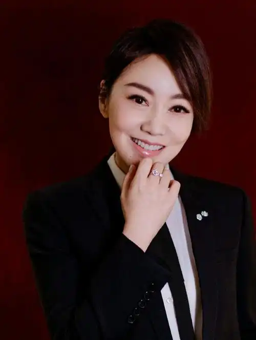 无法妥协的追求:闫妮的生活态度和人性洞察