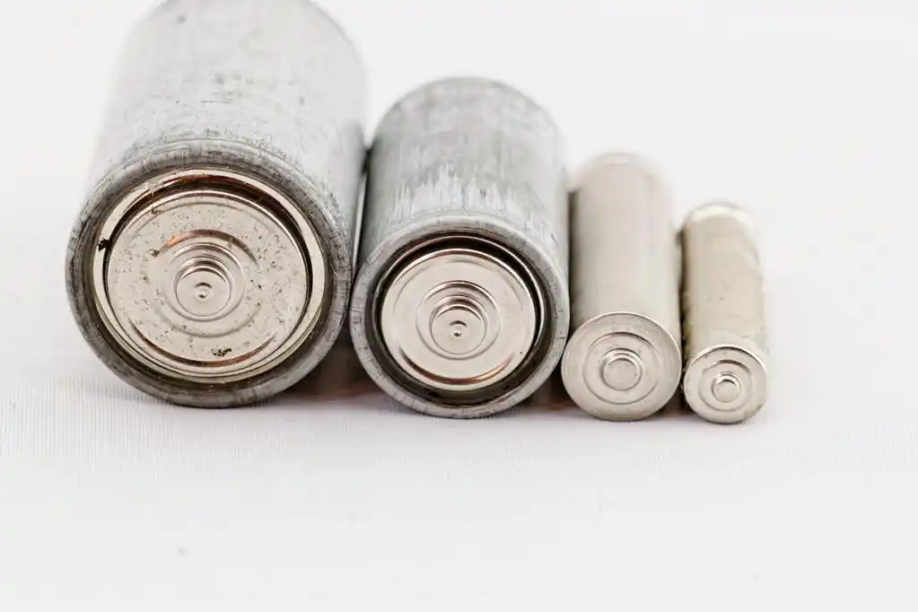 在白色背景上的旧电池