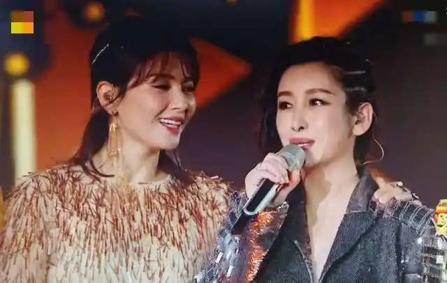 秦海璐刘涛大玩亲亲合体演出被称像在ktv服装宛如金银角大王