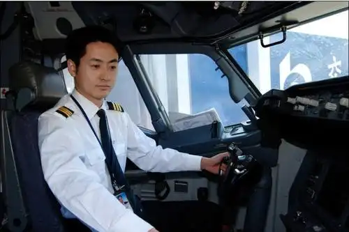 飞机机长工资是多少?美国约660000,英国约870000,中国是多少?|机长|飞