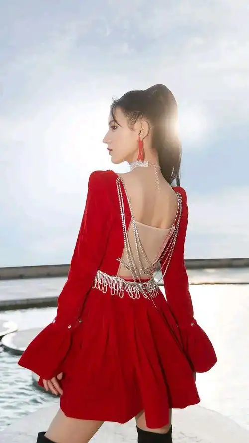 红色长裙性感艳丽的张予曦