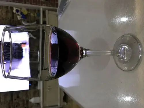 天晚上,打开了朋友送的珍藏很久的红酒,上一次自己在家喝酒是一两年前