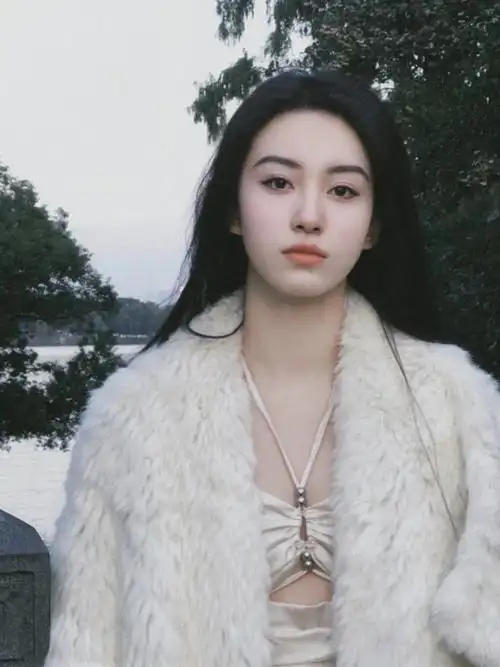 在西湖拍的@王梓莼93:我出镜:@王梓莼#摄影   #西湖