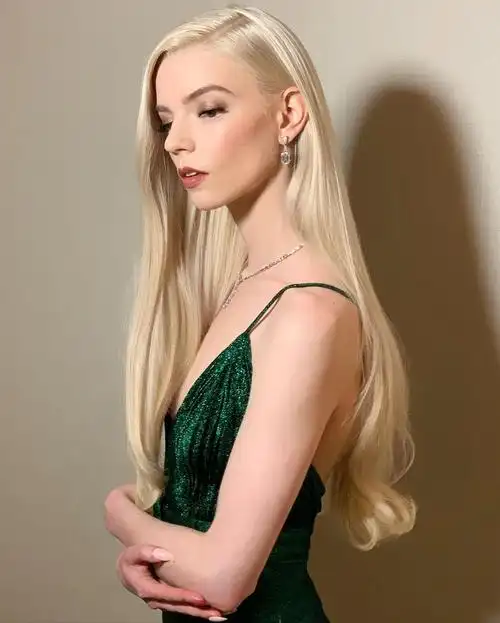 安雅·泰勒-乔伊anya taylor-joy今日第78届造型