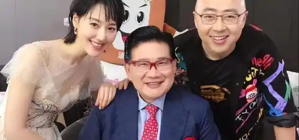 央视主持人王冠:离开央视5年,深陷桃色绯闻,如今40岁