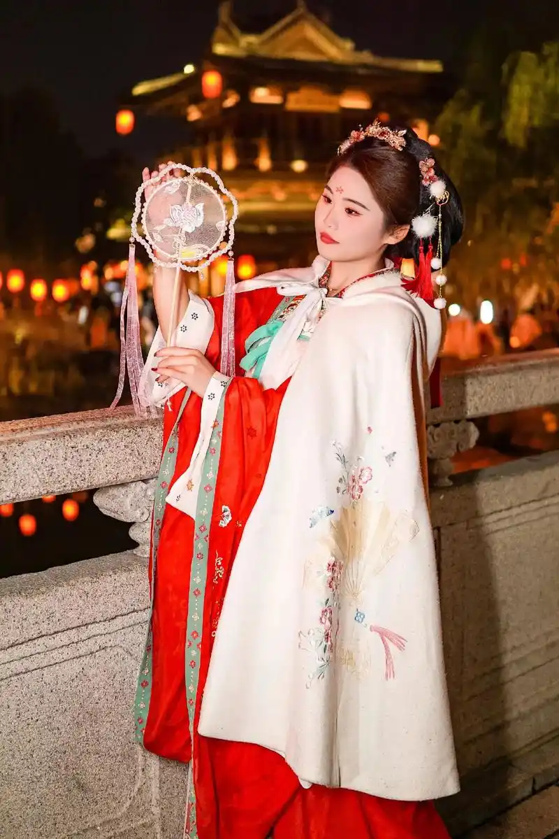 冬季汉服小姐姐穿上斗篷照片新鲜出炉