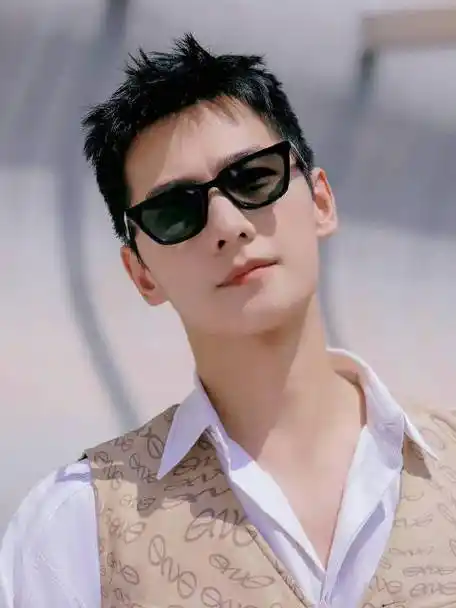 阳光帅气,简直就是理想型男友,不知道怎么样才能和杨洋一起去摘葡萄呀