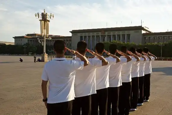 "旗志"团队成员向曾经的哨位敬礼