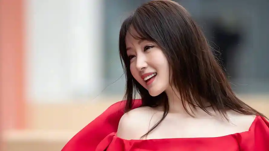 杨钰莹49岁真实容貌曝光,无美颜照片惊艳网友,令人难以置信!