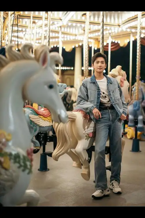 杨洋看上海迪士尼五周年庆典特别烟花以前的组照片.