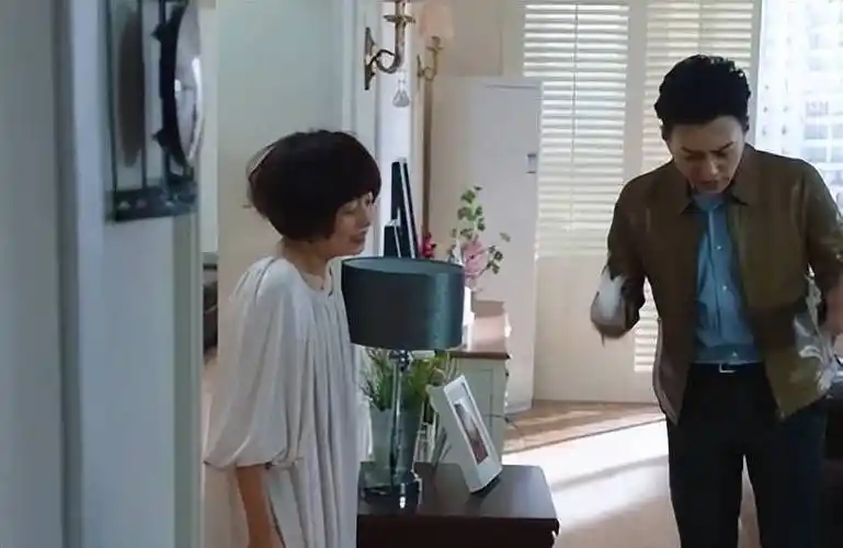 马伊琍拍罗子君离婚大哭那段戏时,低头一看靳东的鞋噗嗤一下笑了_贺涵