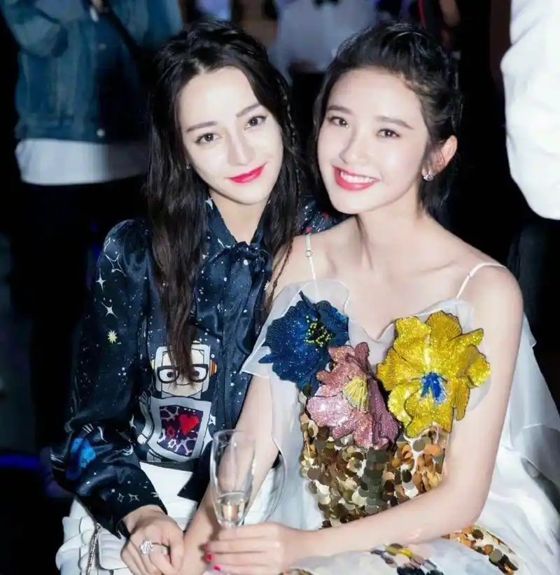 看了迪丽热巴跟别人的合影,才发现她的颜值有多优越!