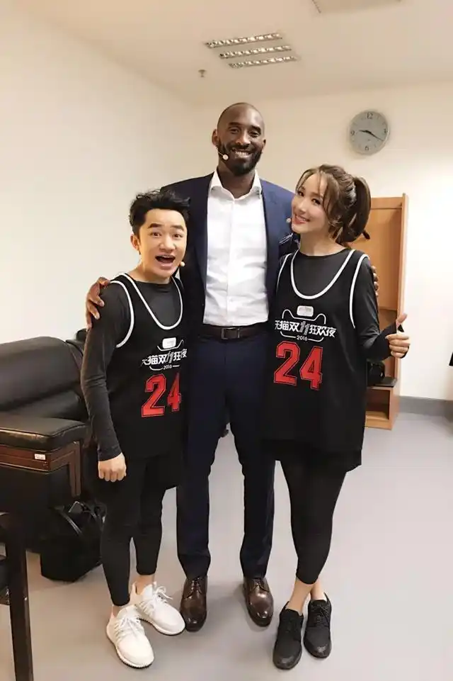 王祖蓝夫妇跟科比合影 被调侃是矮富美