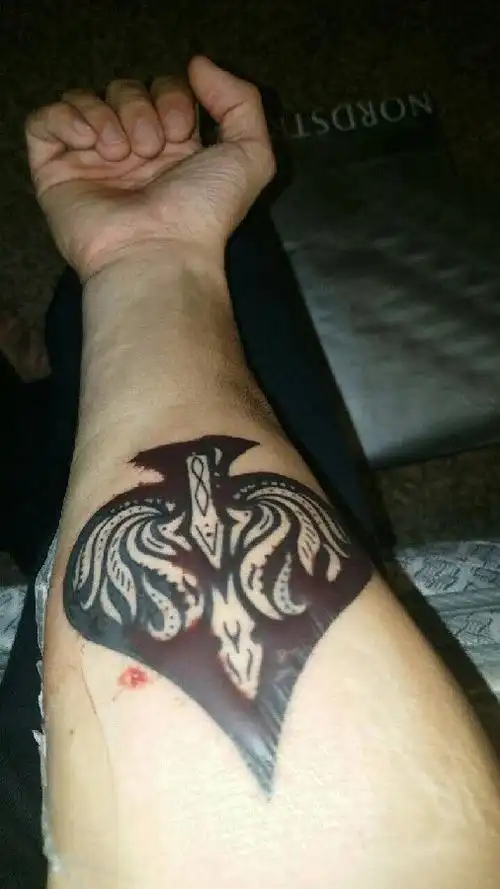 黑桃a纹身男生手臂上黑灰的黑桃纹身图片