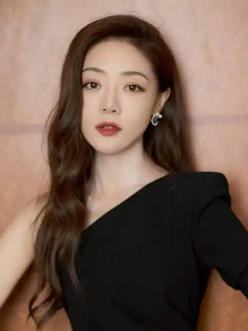 "真是尤物身材"啊!40岁邓家佳,性感女人味十足!_人们_才华_角色